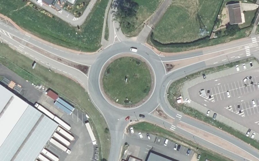 Vue aérienne du Rond-point anonyme n°137821289