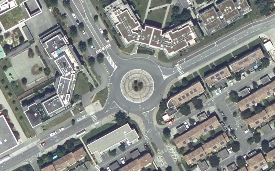 Vue aérienne du Rond-point anonyme n°137879478