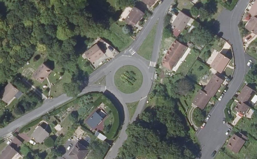 Vue aérienne du Rond-point anonyme n°137893093