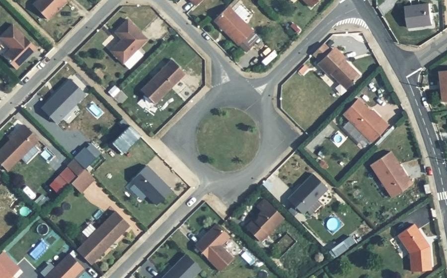Vue aérienne du Rond-point anonyme n°137929252