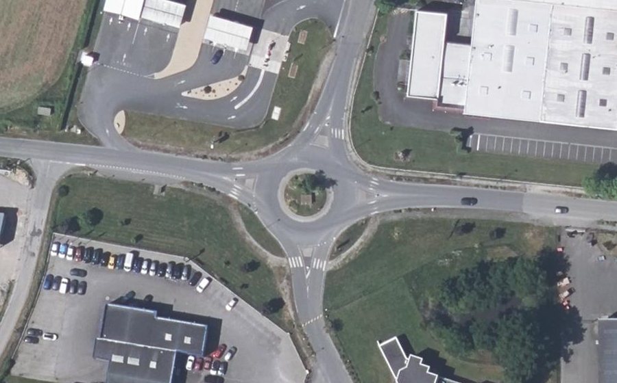 Vue aérienne du Rond-point anonyme n°137935882