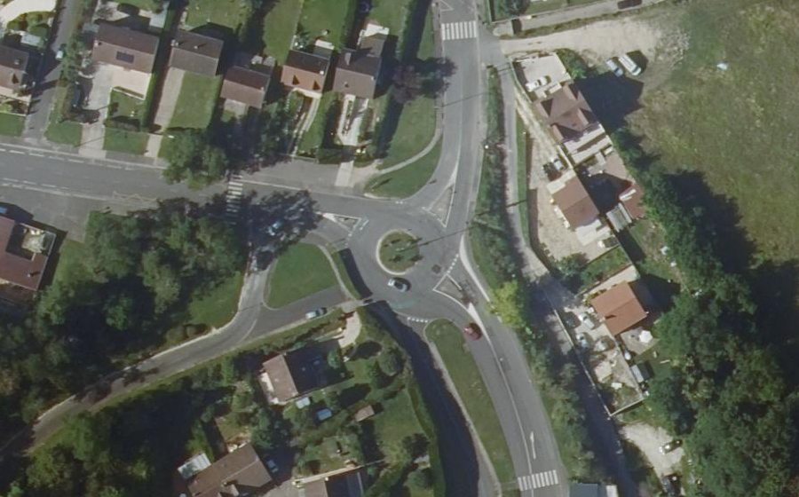 Vue aérienne du Rond-point anonyme n°137957777