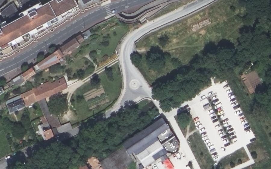 Vue aérienne du Rond-point anonyme n°1379655801