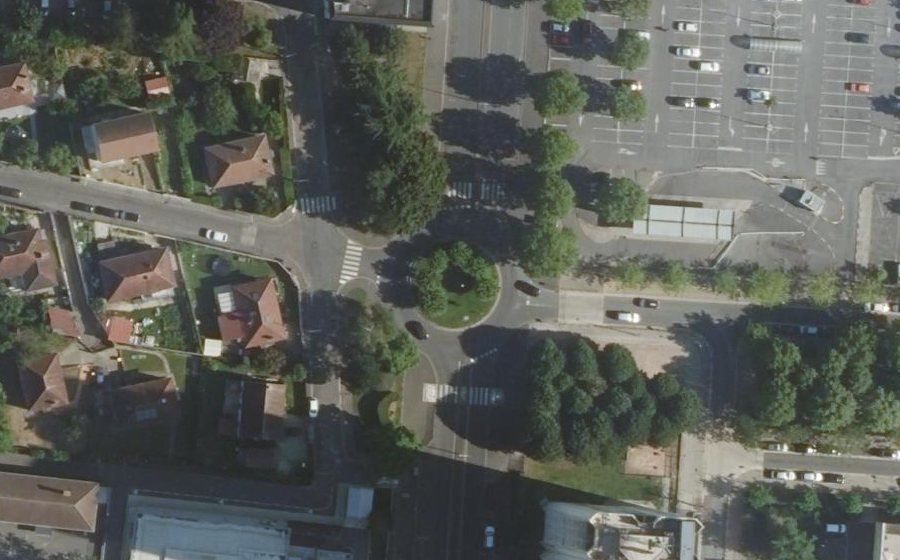 Vue aérienne du Rond-point anonyme n°137971497