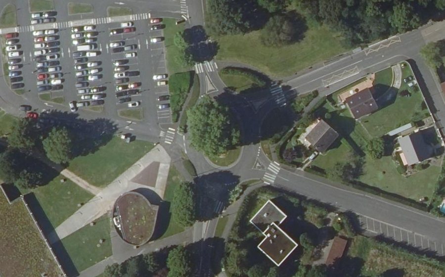 Vue aérienne du Rond-point anonyme n°137971507