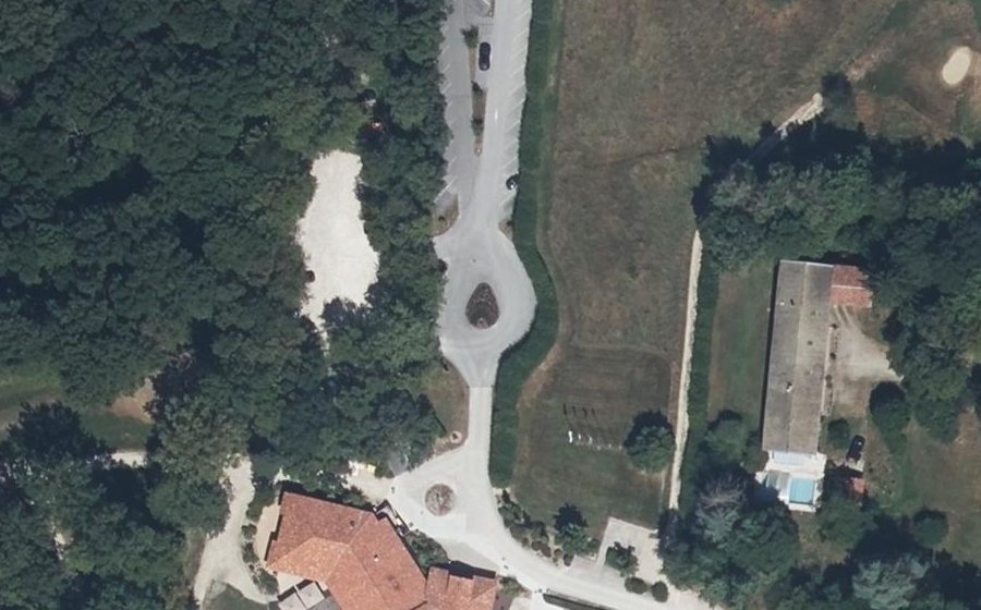Vue aérienne du Rond-point anonyme n°137979707