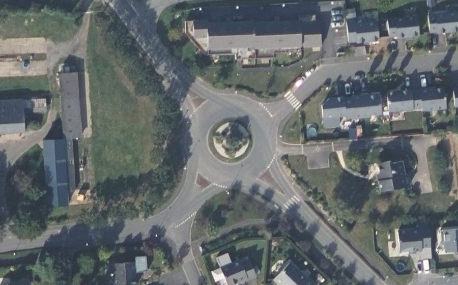 Vue aérienne du Rond-point anonyme n°138010758