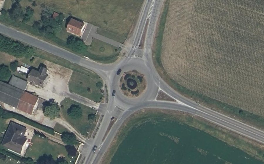 Vue aérienne du Rond-point anonyme n°138017259