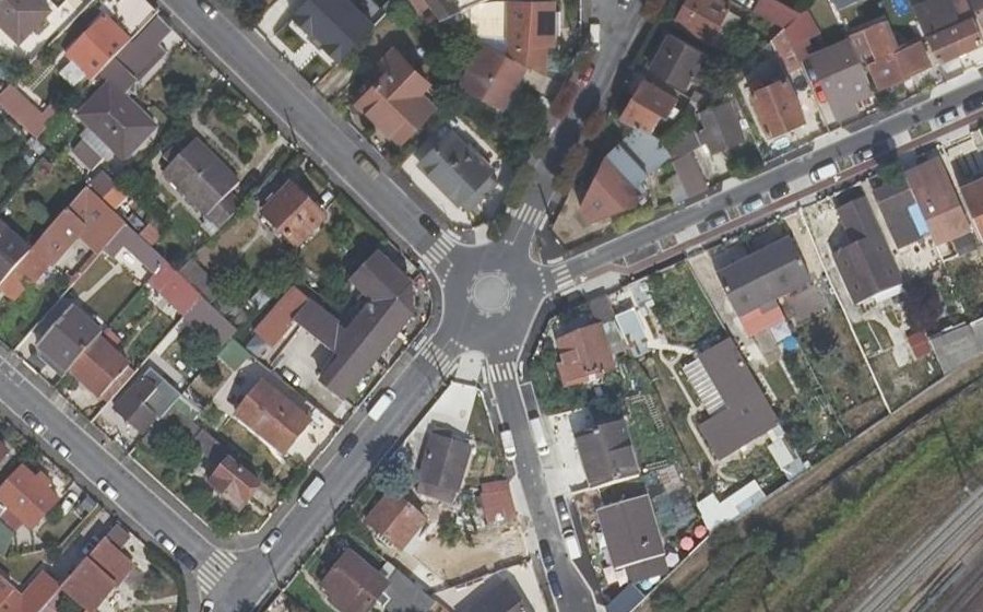 Vue aérienne du Rond-point anonyme n°1380294394