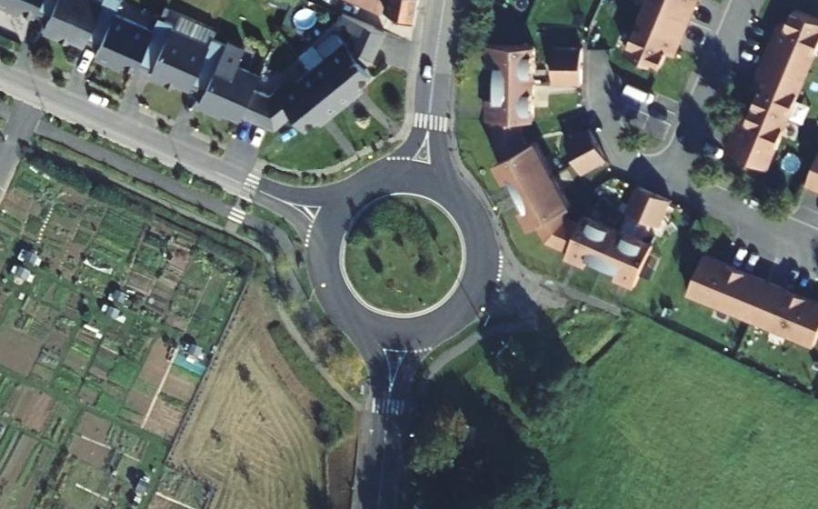 Vue aérienne du Rond-point anonyme n°138069555