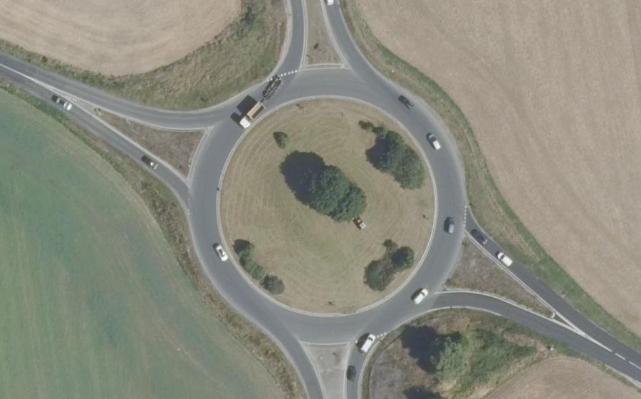 Vue aérienne du Rond-point anonyme n°138136181