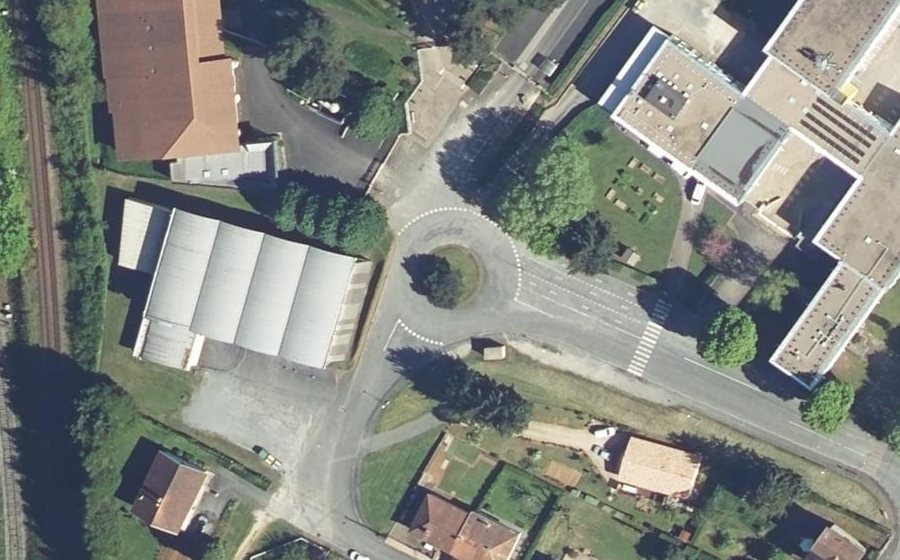 Vue aérienne du Rond-point anonyme n°138141925