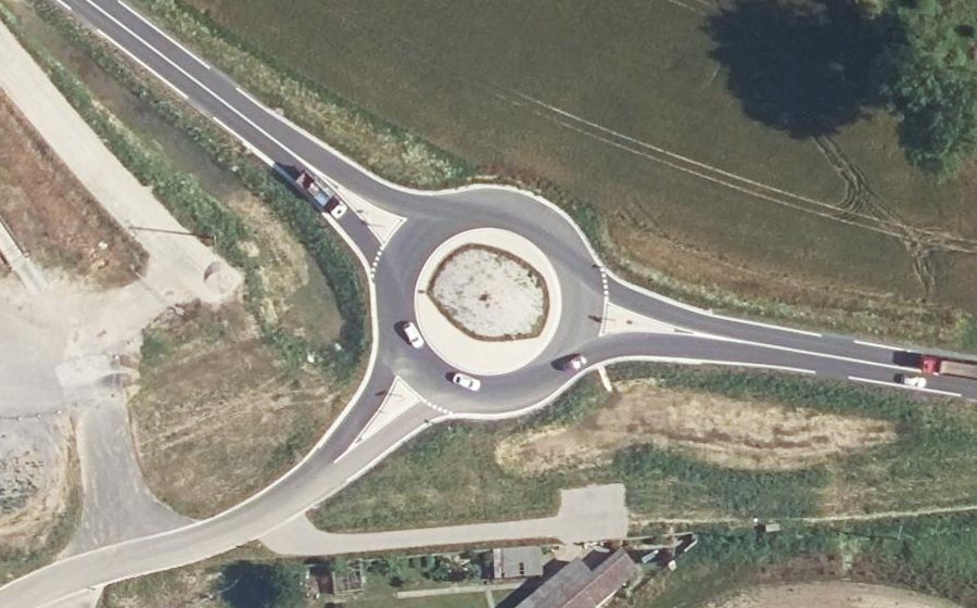 Vue aérienne du Rond-point anonyme n°1381690689