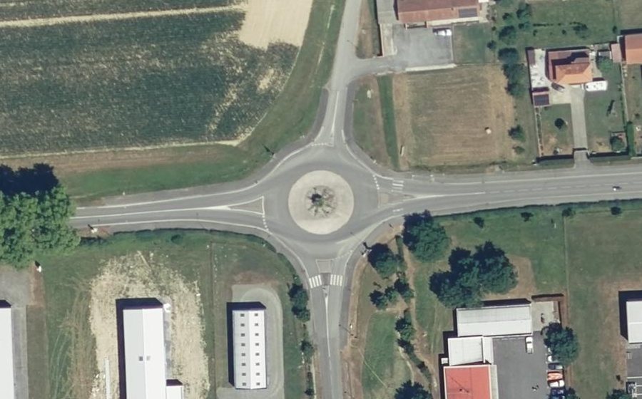 Vue aérienne du Rond-point anonyme n°138178368