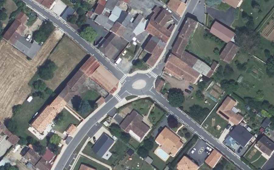 Vue aérienne du Rond-point anonyme n°1381888212