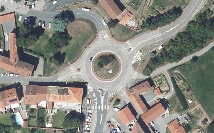Vue aérienne du Rond-point anonyme n°138203920
