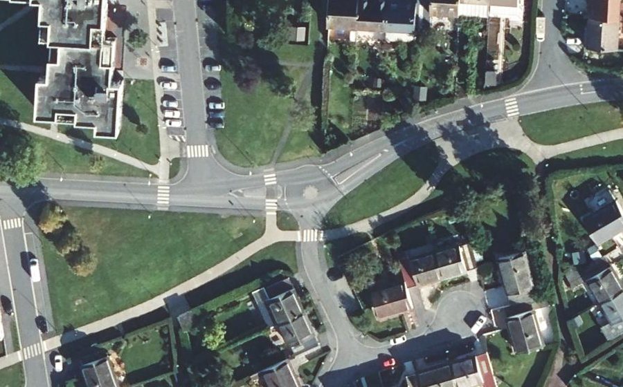 Vue aérienne du Rond-point anonyme n°138213186