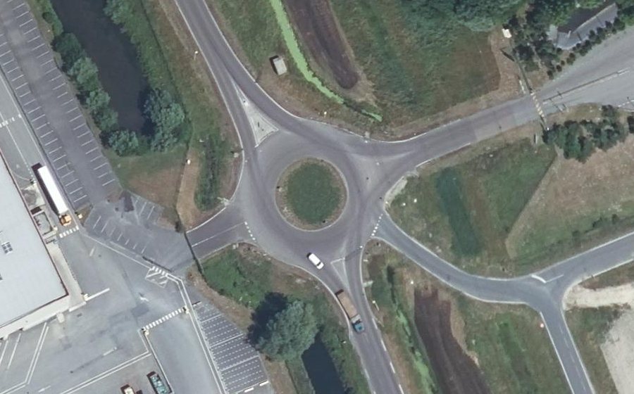 Vue aérienne du Rond-point anonyme n°138223307