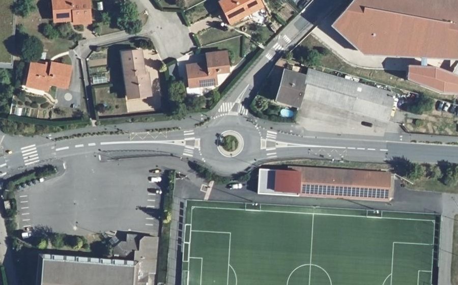 Vue aérienne du Rond-point anonyme n°138228352