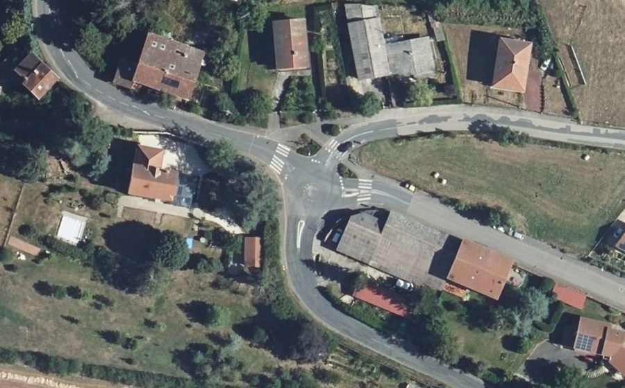 Vue aérienne du Rond-point anonyme n°138231067