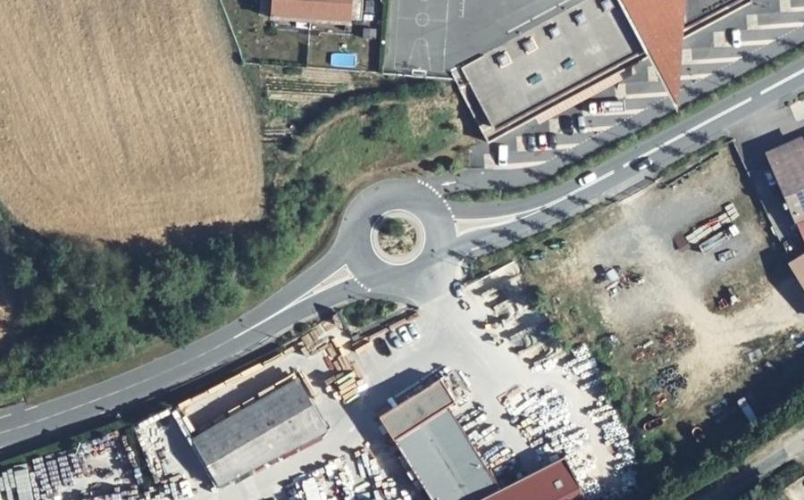 Vue aérienne du Rond-point anonyme n°138231071