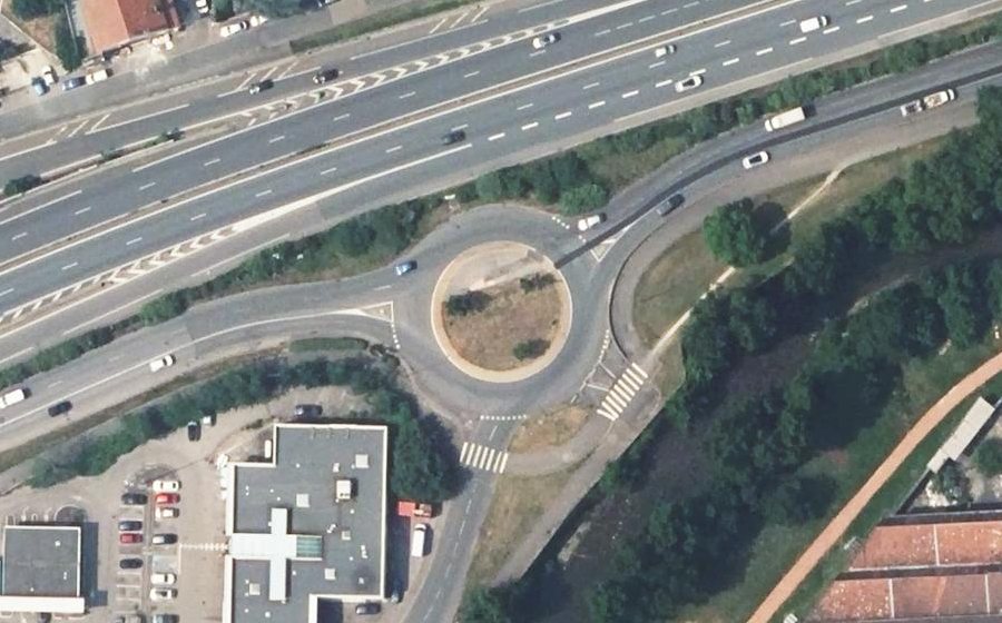 Vue aérienne du Rond-point anonyme n°138261265