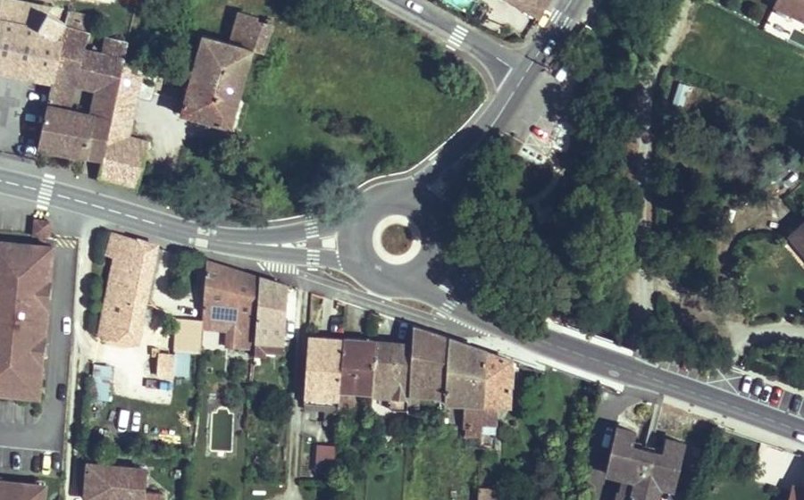 Vue aérienne du Rond-point anonyme n°1382921508