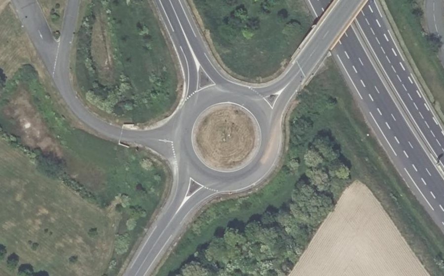Vue aérienne du Rond-point anonyme n°138294148