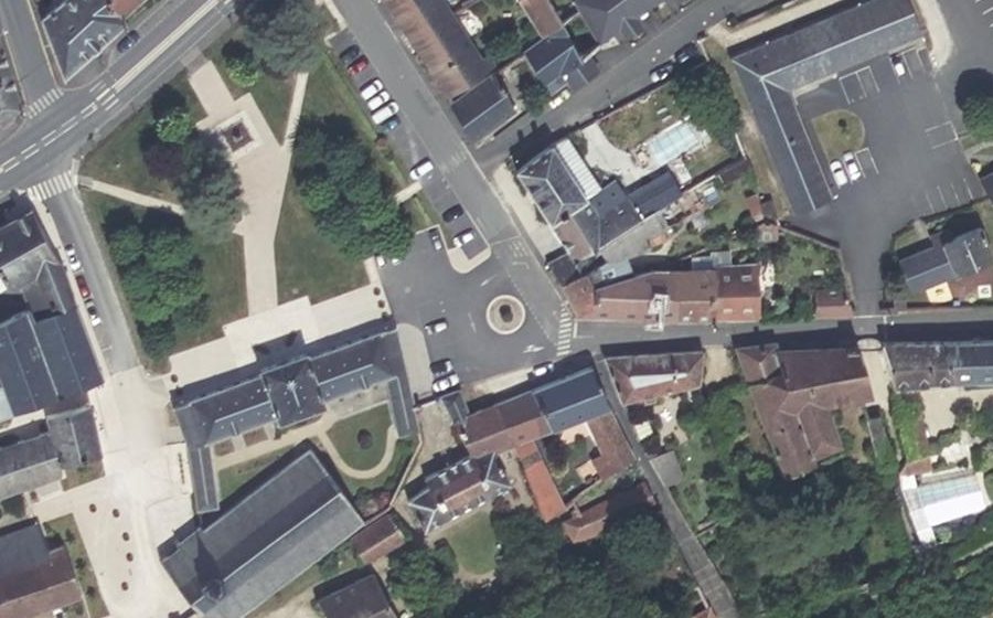 Vue aérienne du Rond-point anonyme n°1382963326