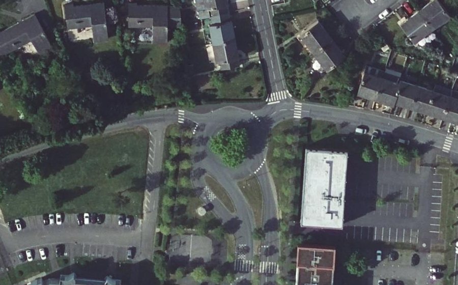 Vue aérienne du Rond-point anonyme n°138297724