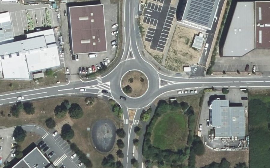 Vue aérienne du Rond-point anonyme n°138299832