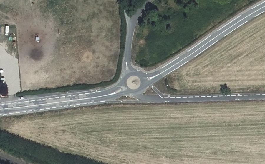 Vue aérienne du Rond-point anonyme n°138299835
