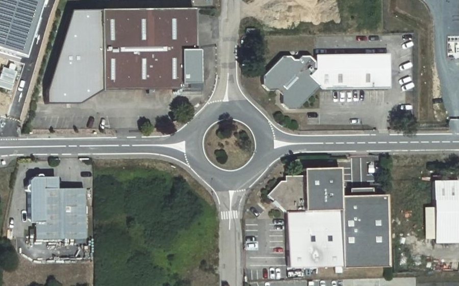 Vue aérienne du Rond-point anonyme n°138299836