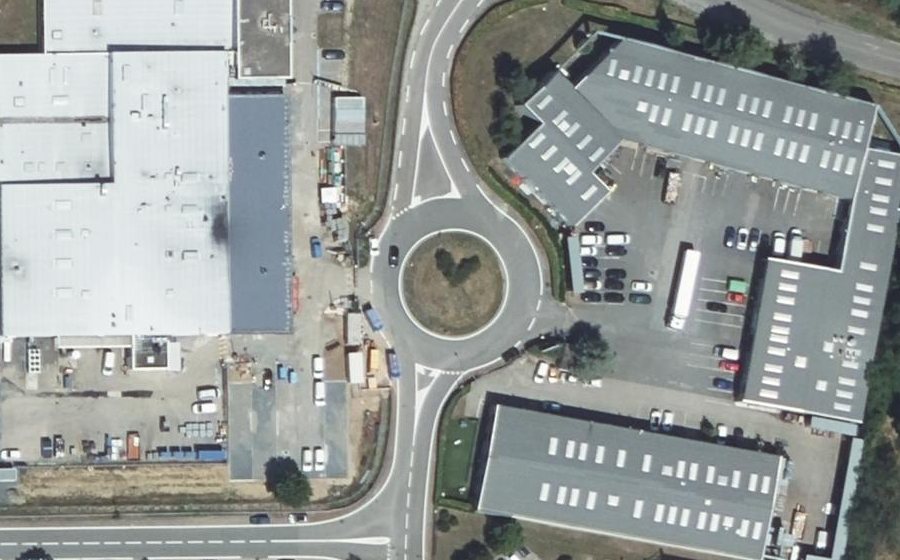 Vue aérienne du Rond-point anonyme n°138299839