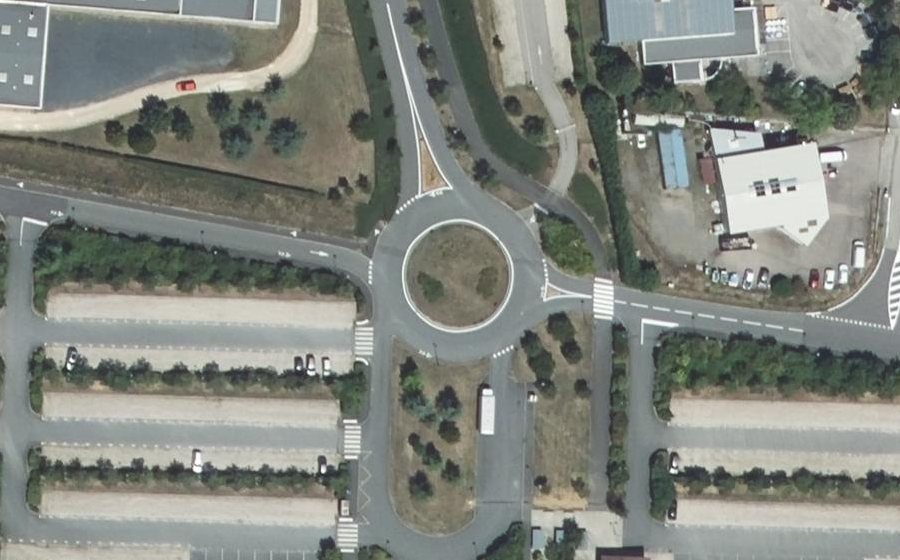 Vue aérienne du Rond-point anonyme n°138299843