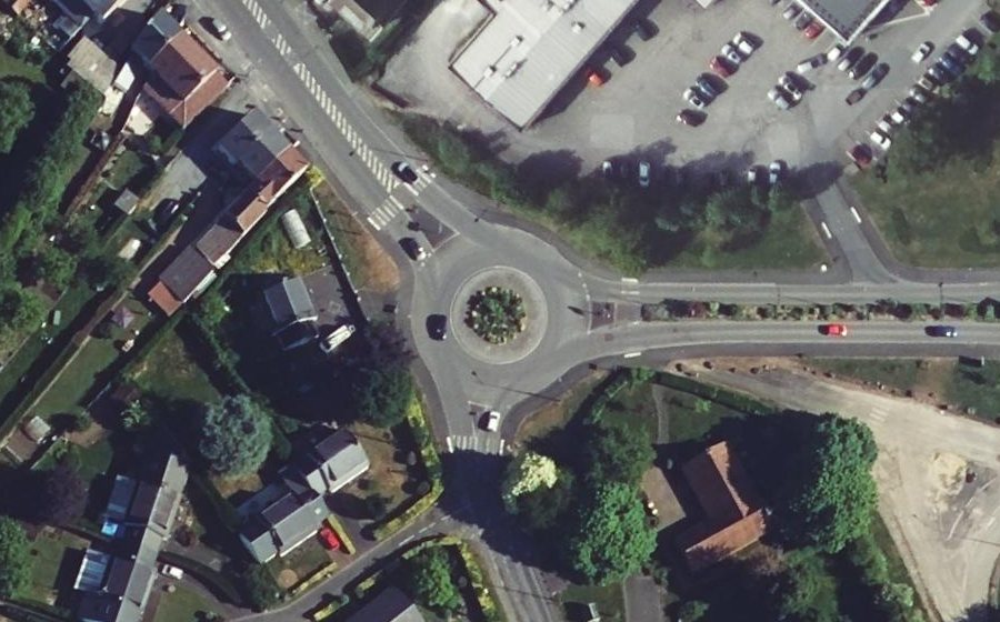 Vue aérienne du Rond-point anonyme n°138301778