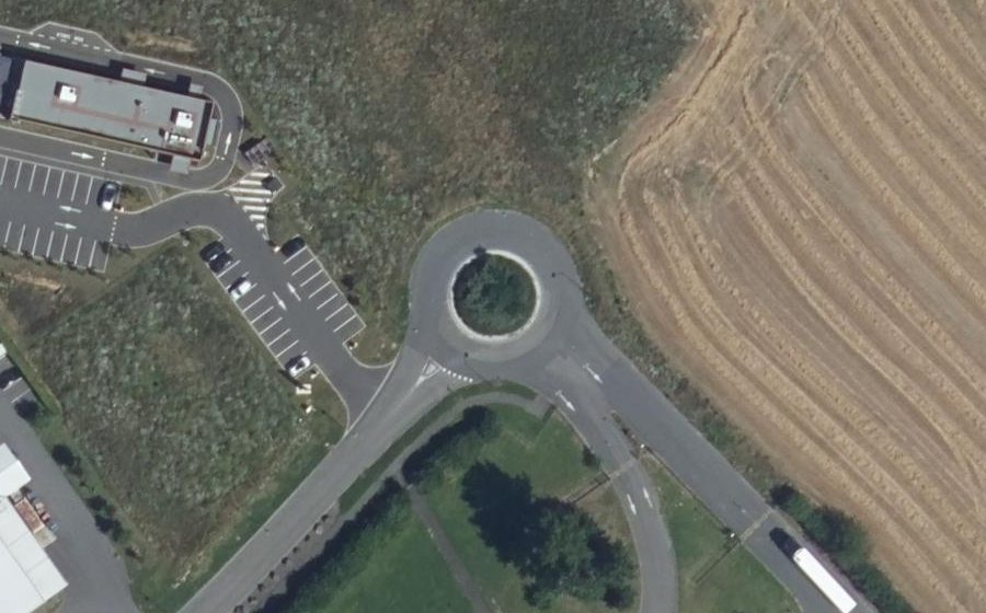 Vue aérienne du Rond-point anonyme n°138302197