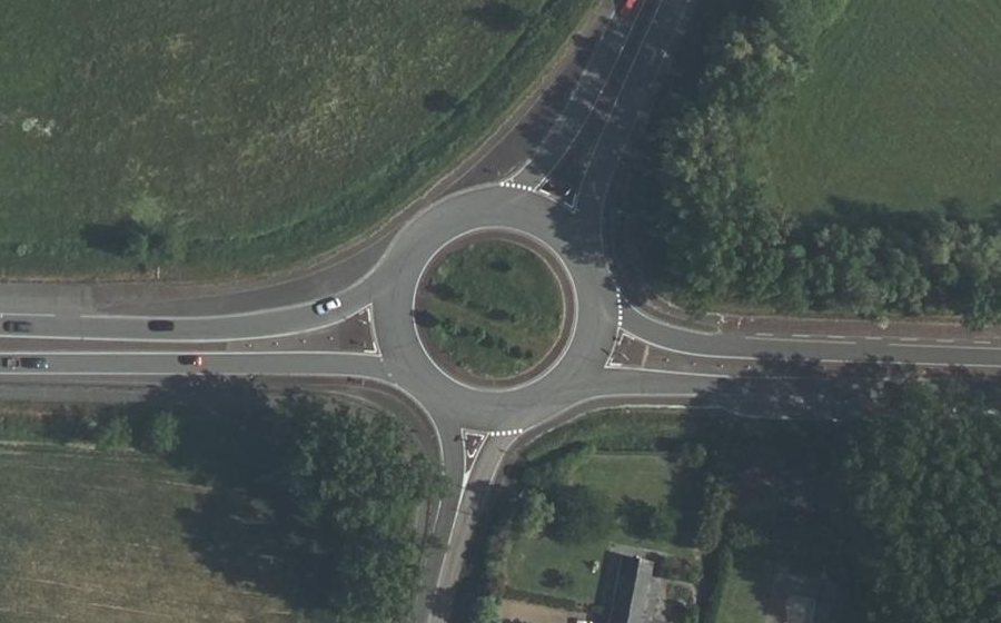Vue aérienne du Rond-point anonyme n°138305847