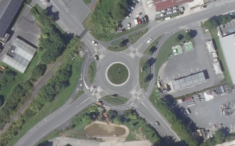 Vue aérienne du Rond-point anonyme n°138312450