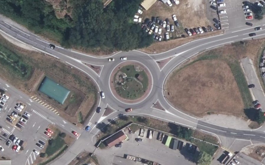 Vue aérienne du Rond-point anonyme n°1383327028