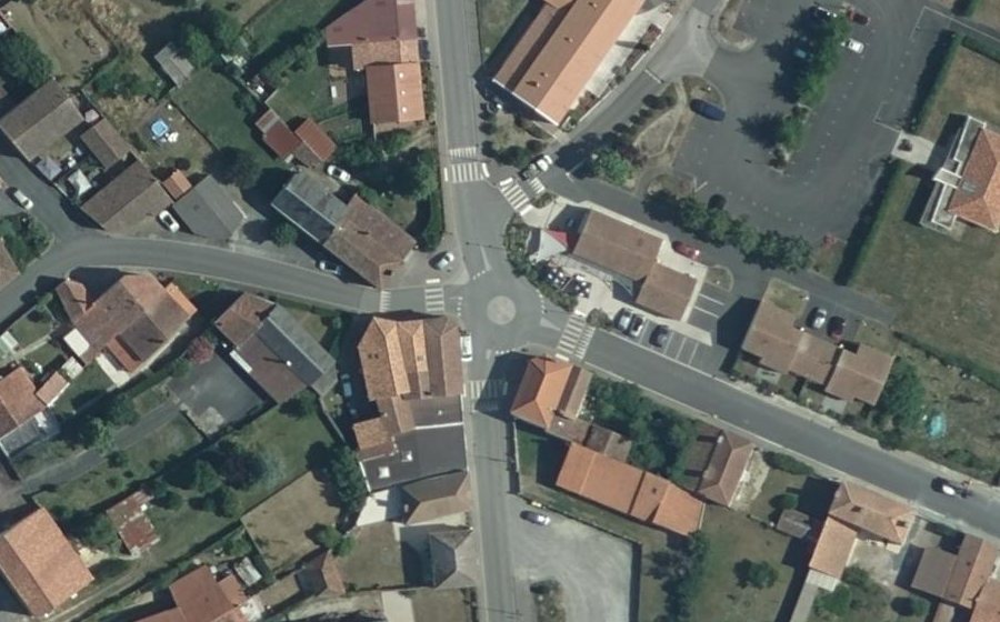 Vue aérienne du Rond-point anonyme n°1383502664