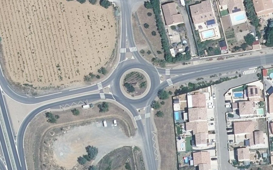 Vue aérienne du Rond-point anonyme n°138351022