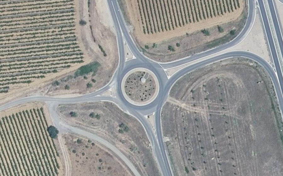 Vue aérienne du Rond-point anonyme n°138351025