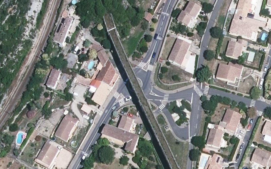 Vue aérienne du Rond-point anonyme n°138360798