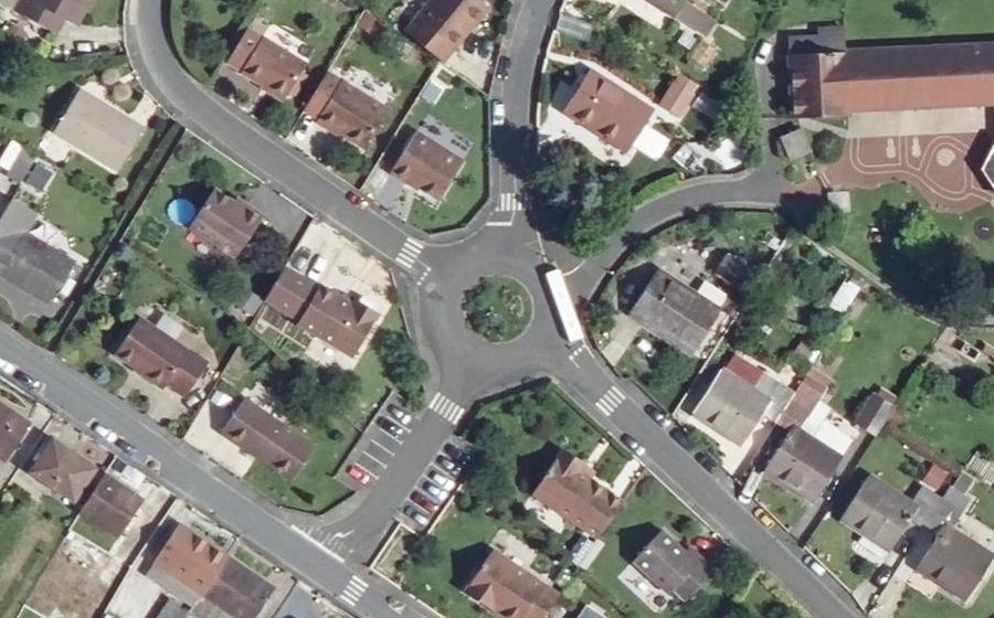 Vue aérienne du Rond-point anonyme n°138367639