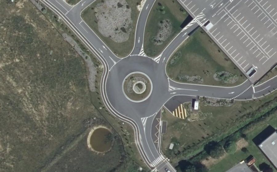 Vue aérienne du Rond-point anonyme n°1383815476