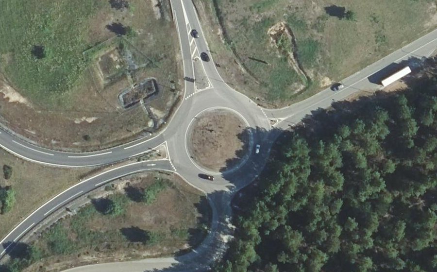 Vue aérienne du Rond-point anonyme n°138403268