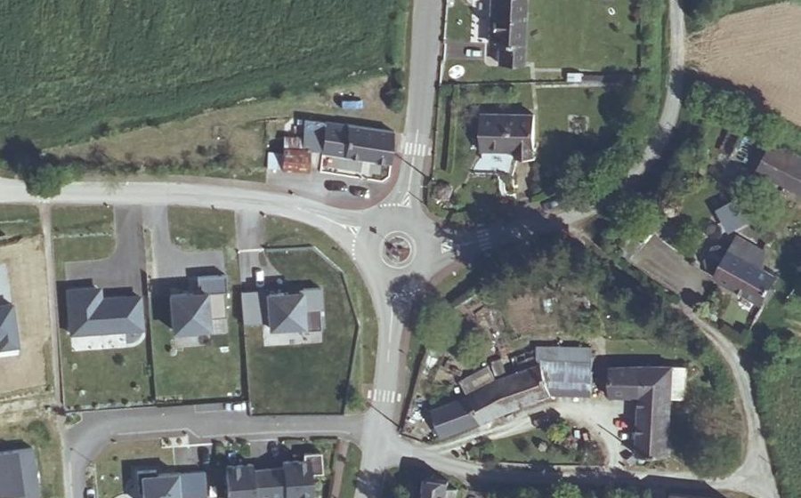 Vue aérienne du Rond-point anonyme n°1384286621