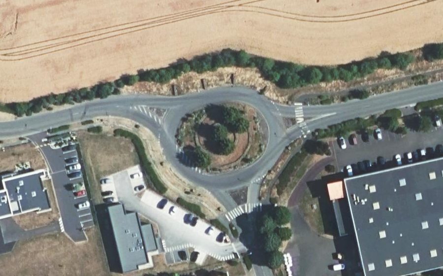 Vue aérienne du Rond-point anonyme n°138448649