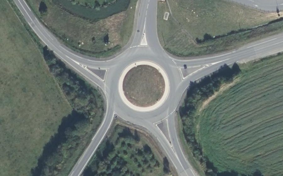 Vue aérienne du Rond-point anonyme n°138495392